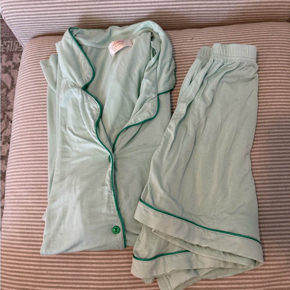 Soft Mint Green Women's Pajama Set with Dark Green Piping